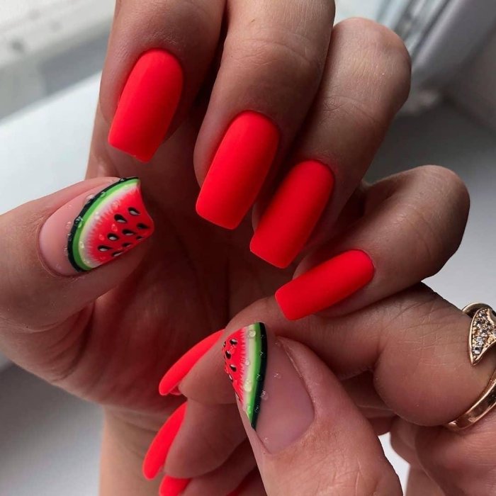 Красный маникюр на короткие ногти 2021