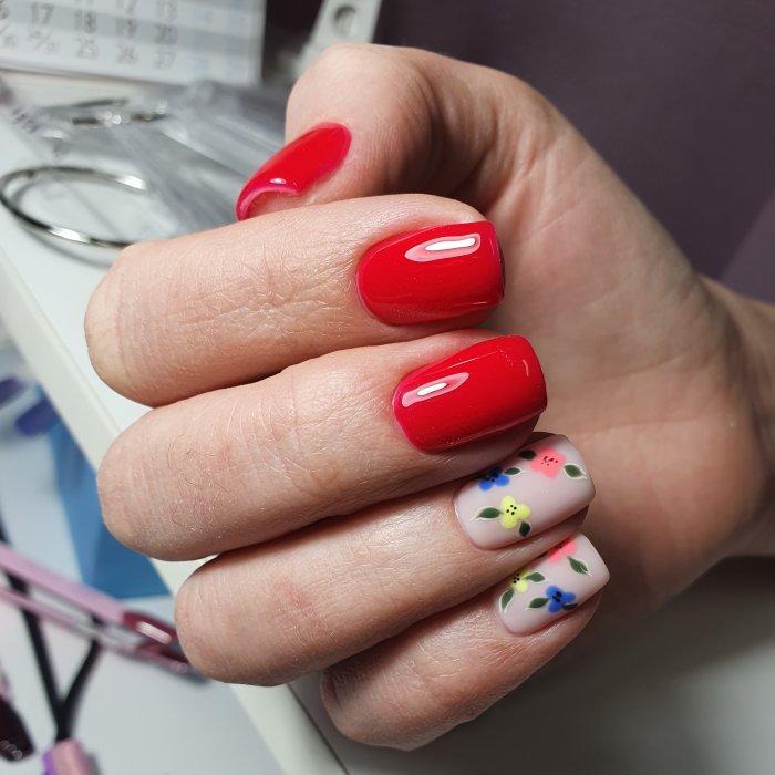 Рисунок на красных ногтях весенний