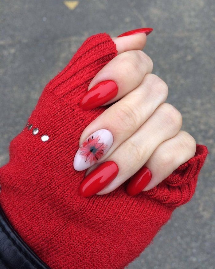 Красный маникюр с волком