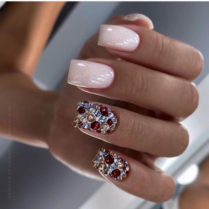 Шикарный маникюр со стразами