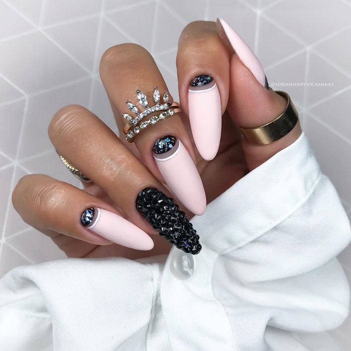 Модный маникюр на длинные миндалевидные ногти