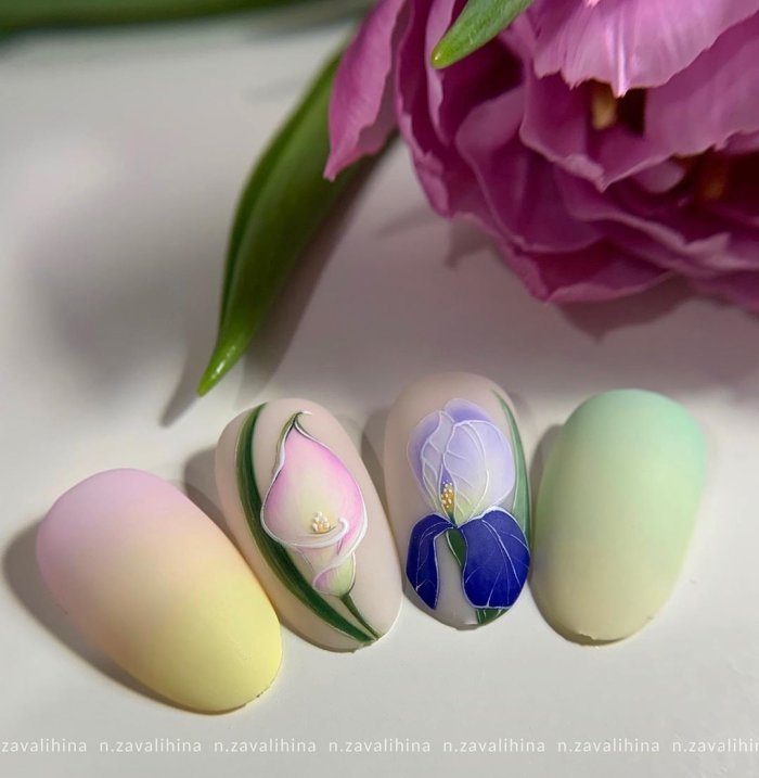 Летний маникюр с цветочками