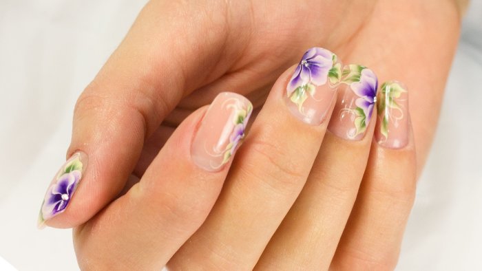 Маникюр на короткие ногти с цветами