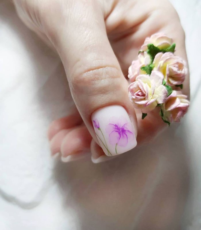 Маникюр с цветами