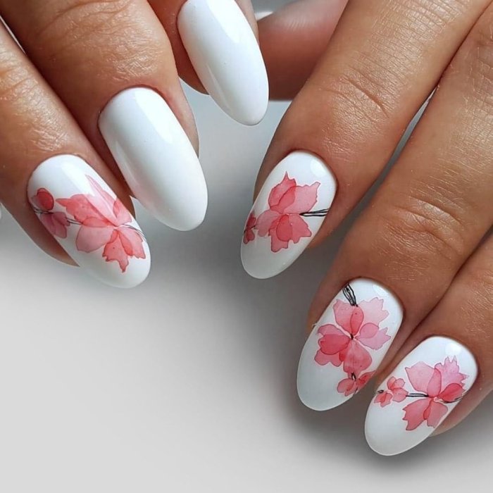 Летний маникюр с цветочками