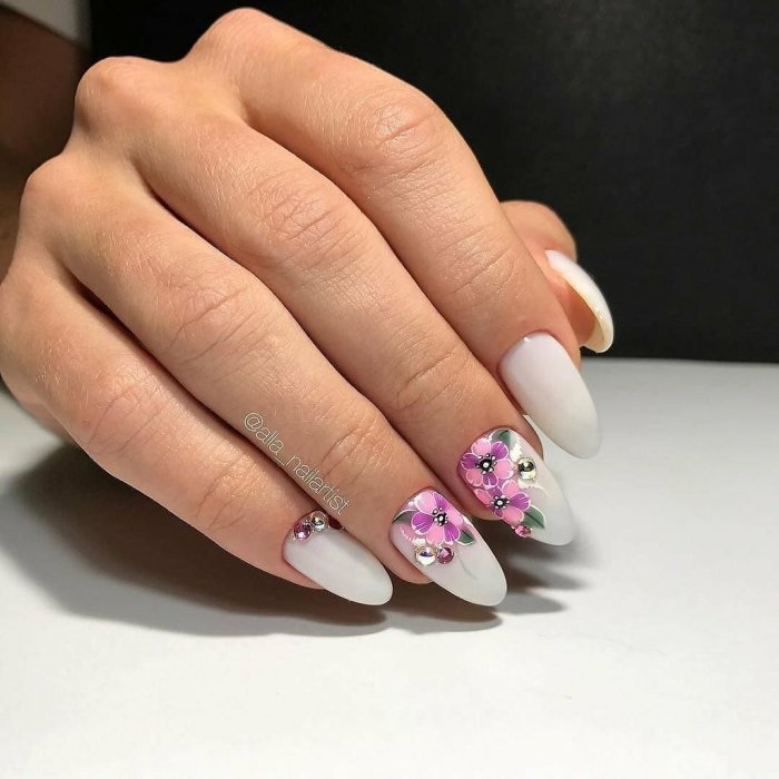 Белый маникюр с цветочками