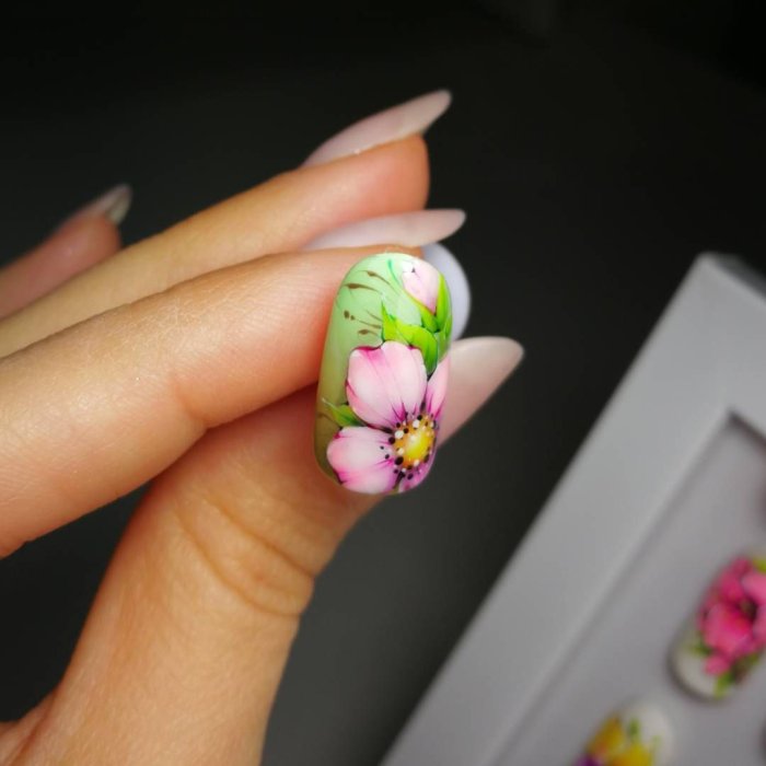 Маникюр фуксия