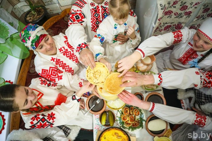 Стол с угощениями солнцестояние