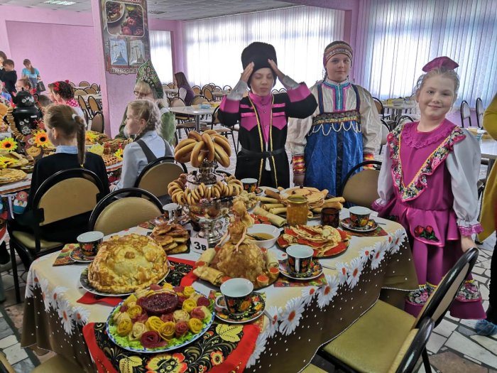 Украшение праздничного стола на Масленицу