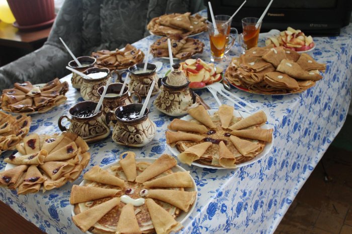 Накрыть стол на Масленицу