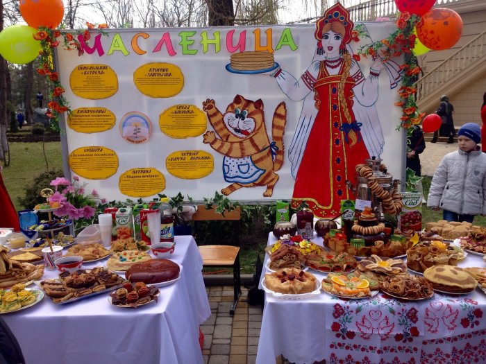 Украшение стола на Масленицу в школе