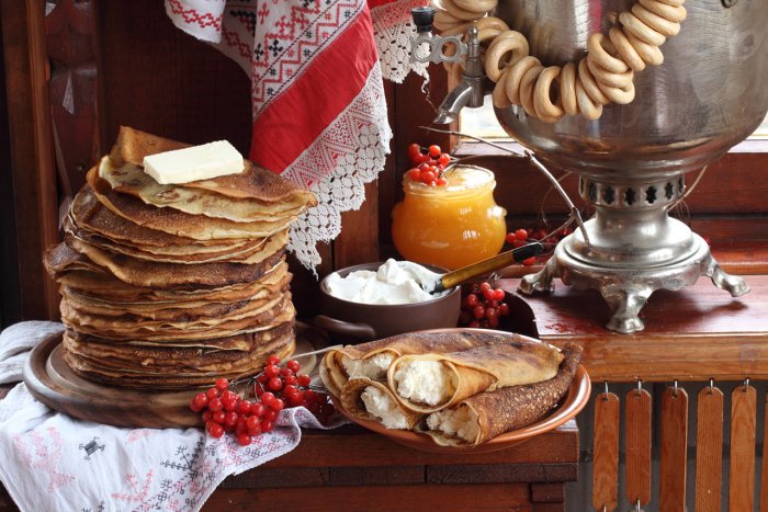 Стол с самоваром и блинами