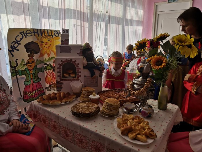 Украшение стола на Масленицу в школе