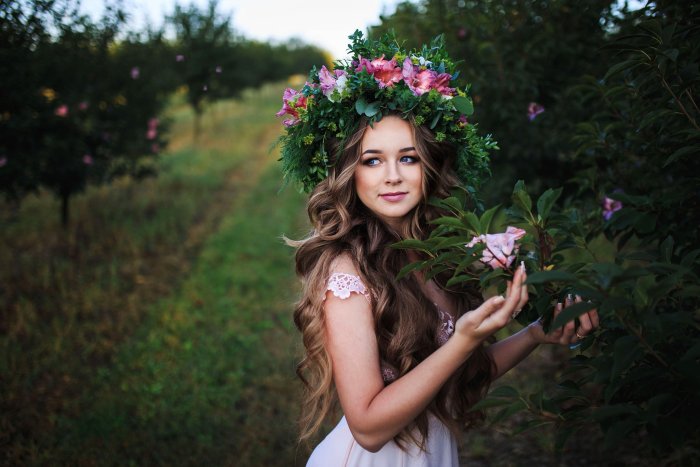 Девушка с цветочным венком на голове