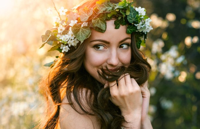 Девушка в венке из цветов