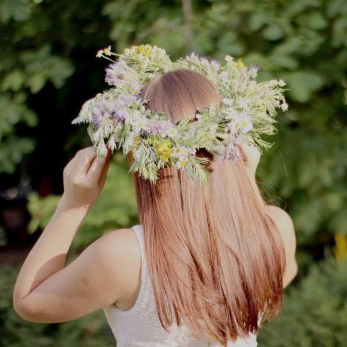 Блондинка с венком на голове