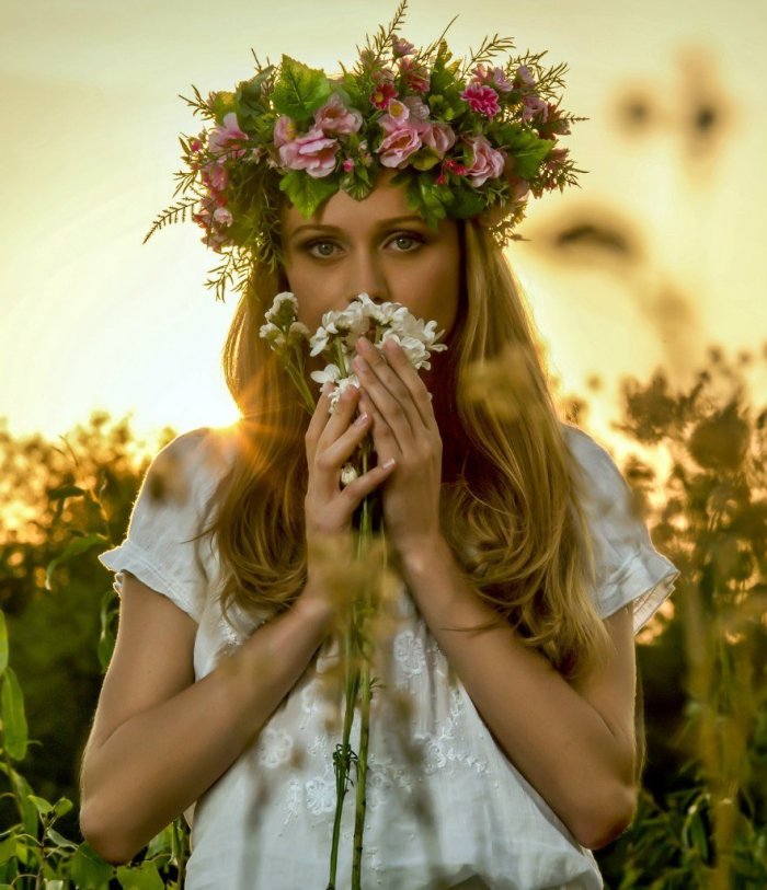 Девушка с венком из цветов на голове