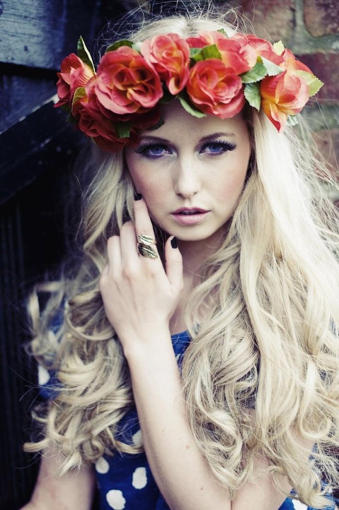 Девушка с веником на голове