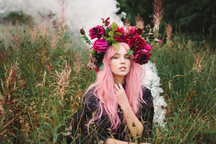 Диана Астер с розовыми волосами