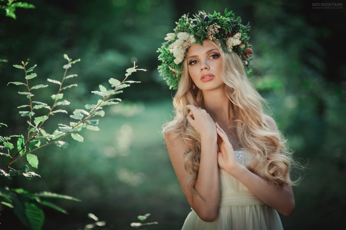 Женщина с венком на голове