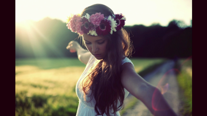 Венок на голову из цветов для брюнеток