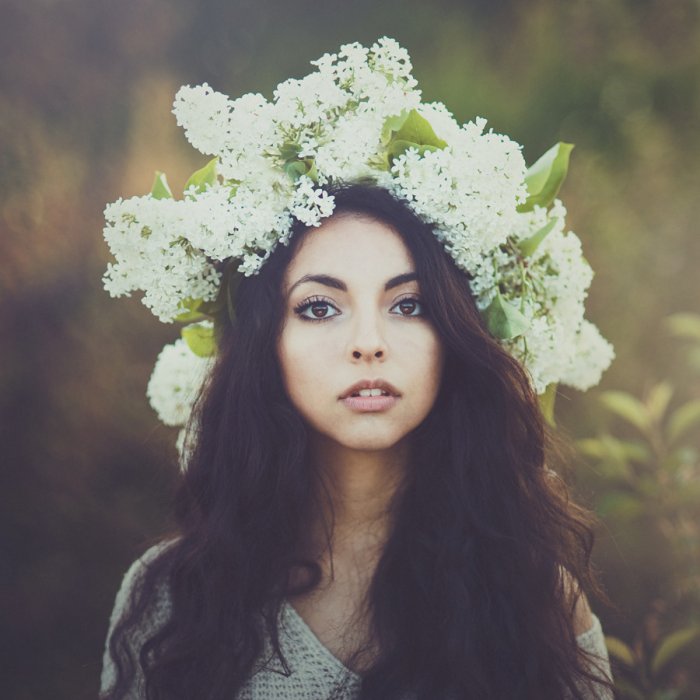 Девушка в венке