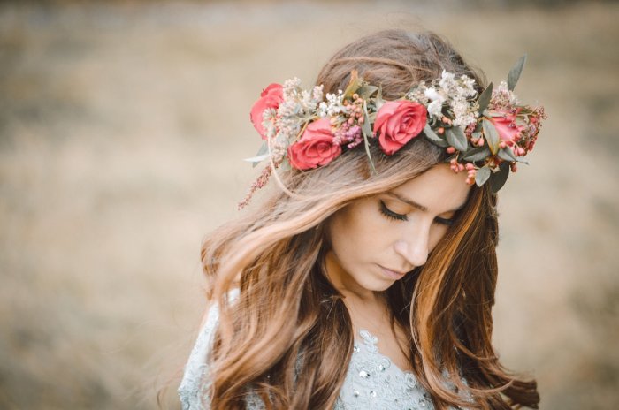 Девушка с венком из цветов на голове