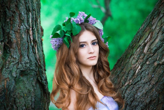 Девушка в венке из цветов