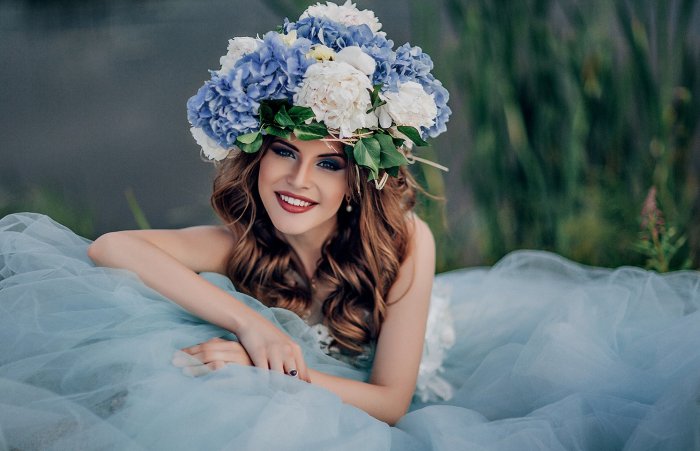 Девушка в венке из цветов