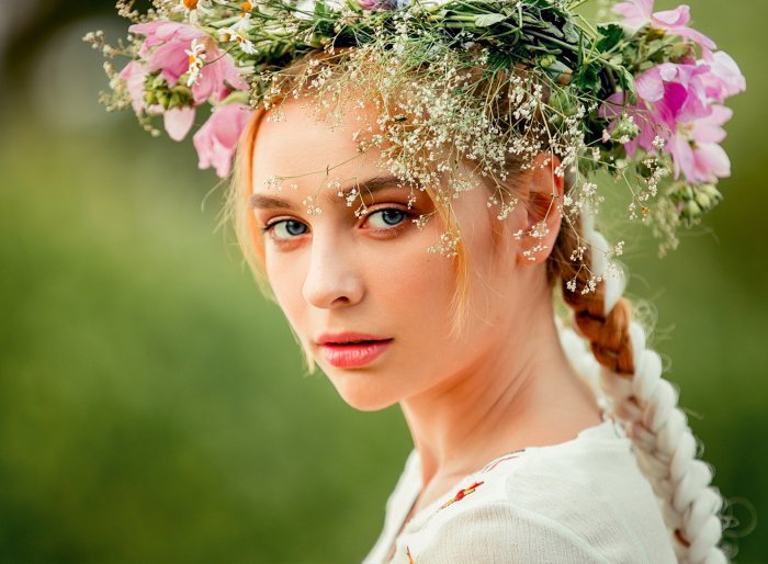 Красивая девушка с венком