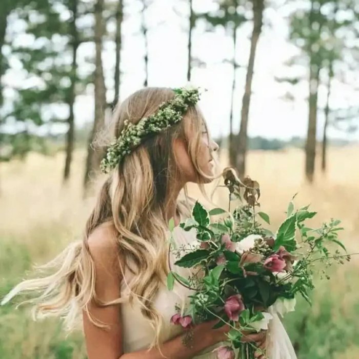 Девушка с еловым венком на голове