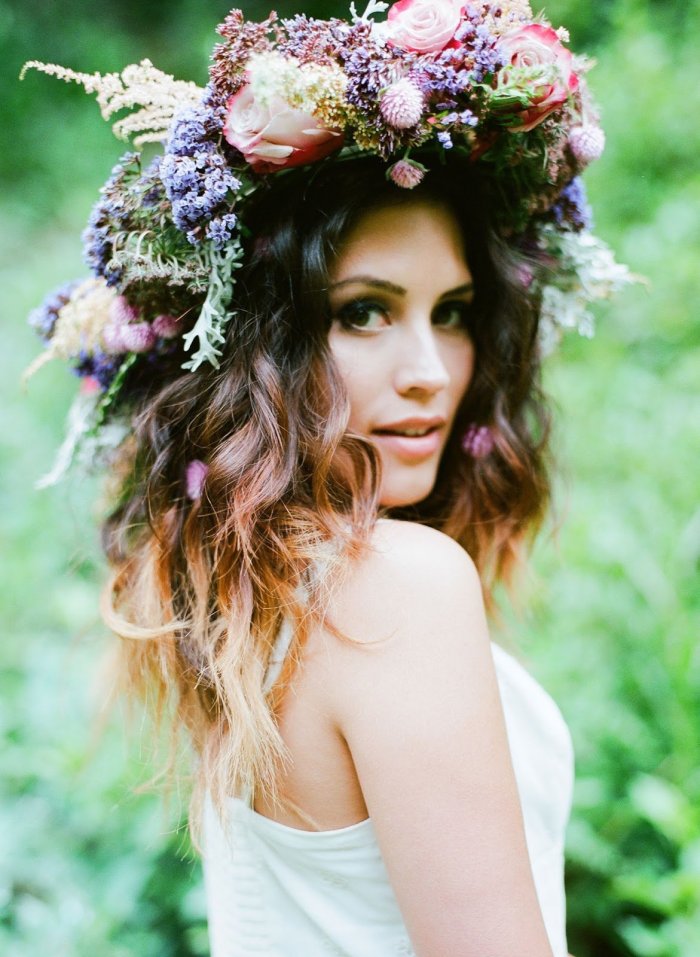 Девушка с цветами на голове арт