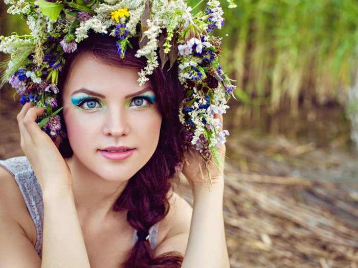 Девушка в венке