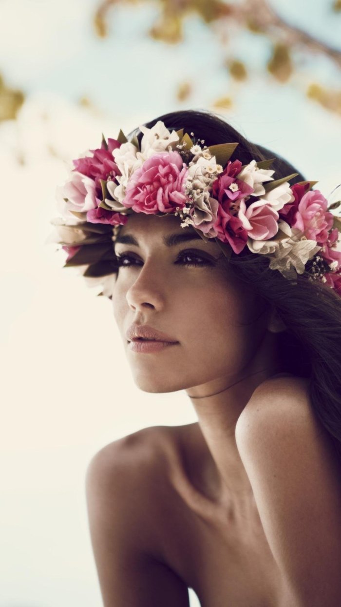 Девушка в венке из цветов