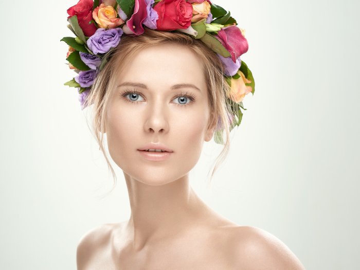 Портрет с венком на голове