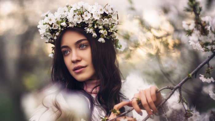 Девушка с венком из цветов на голове