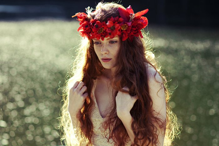 Девушка с венком на голове