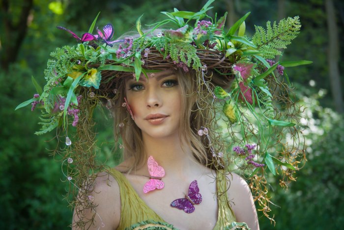 Русалка с венком на голове