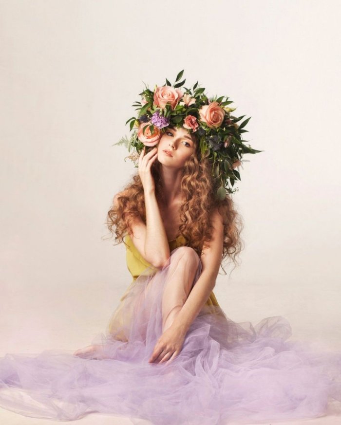Девочка в венке из цветов