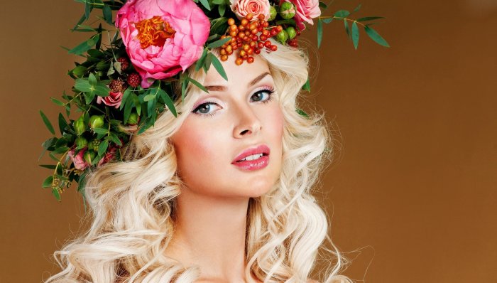 Блондинка с венком на голове