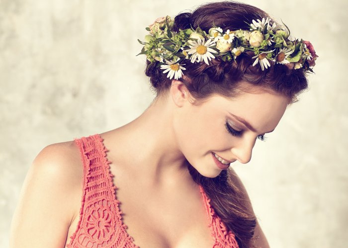 Девушка с цветком на голове