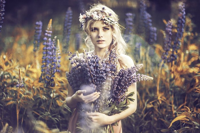 Девушка с венком на голове