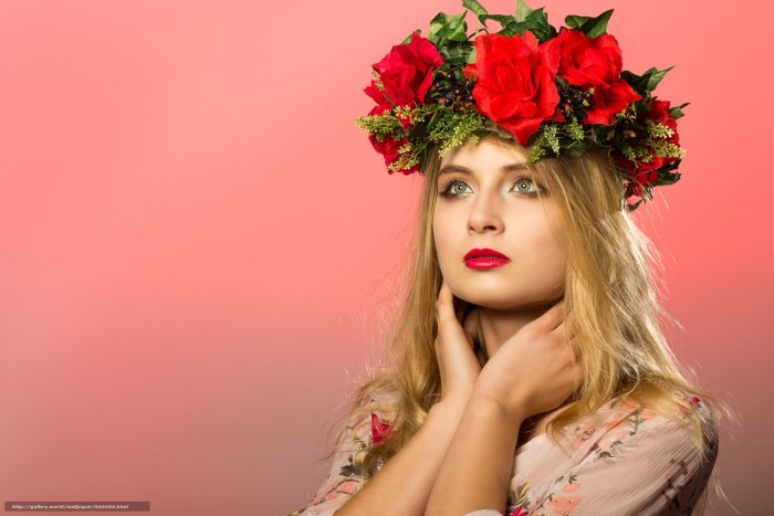 Девушка с венком на голове