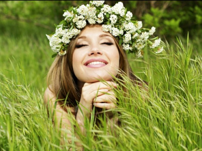 Девушка с венцом из цветов