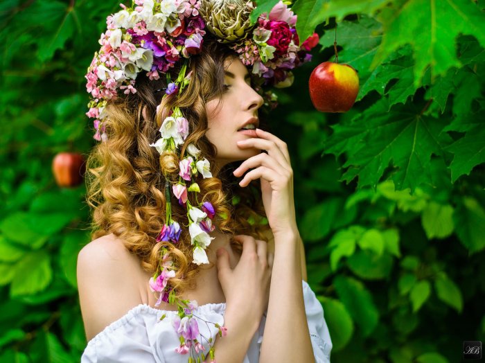 Девушка в венке из цветов