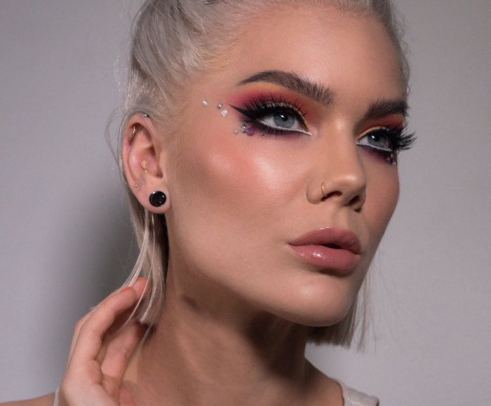 Новогодний маникюр макияж 2020