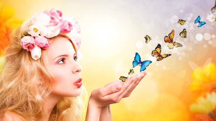 Счастливая женщина с бабочками