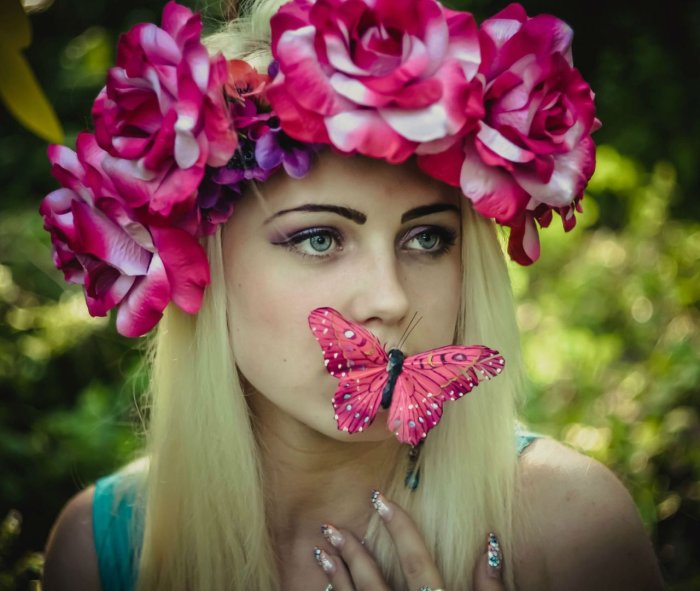Девушка с цветами в голове