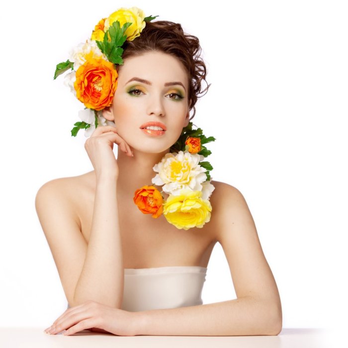 Красивая женщина на белом фоне