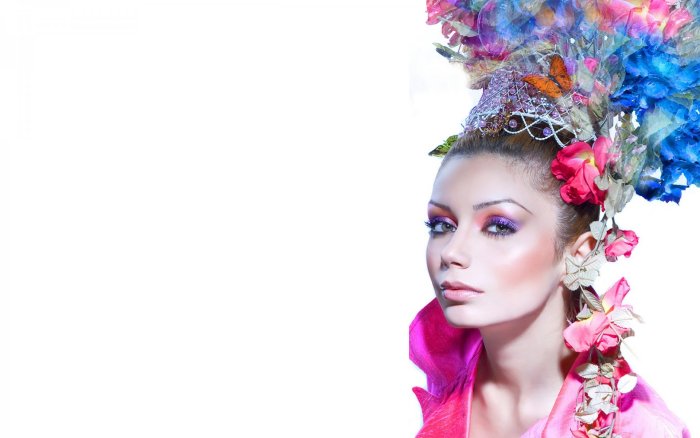 Яркая девушка